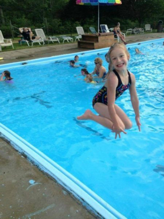  23. Парящая в воздухе девочка показалось, фото, юмор