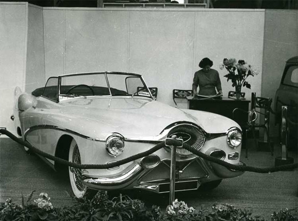 Французы Salmson. Кузов был создан в мастерской Анри Эскласанна (Henri Esclassan) в Булонь-сюр-Сенн. Машина была представлена на Парижском автосалоне в 1955 году автодизайн, американский автопром