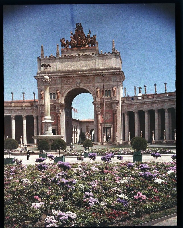 1915 Panama-Pacific-Exposition The Flower beds at the Arch of the West.jpg