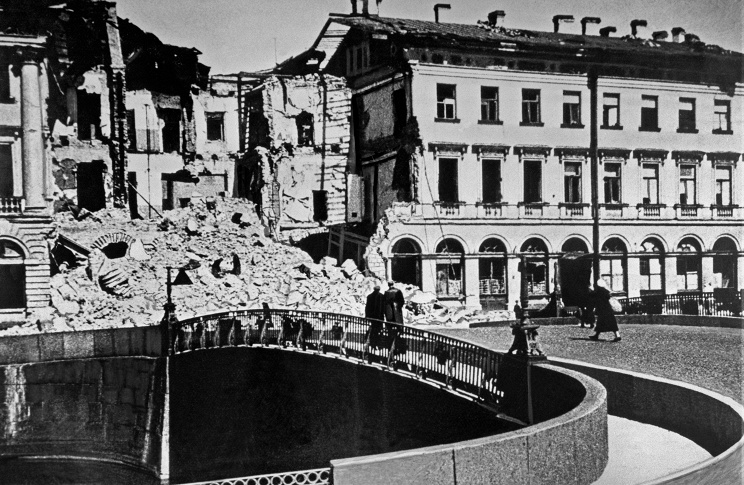 ID: 10618305 Описание: Советский Союз. Дом Адамини (дом Антонова) на углу Марсова поля и набережной реки Мойки после воздушной бомбежки в 1943 году. Фотохроника ТАСС