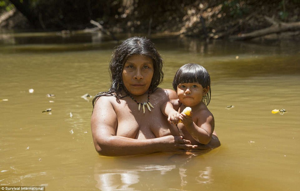 Племя Ава, женщины которого вскармливают грудью животных