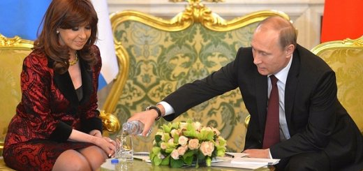 Российские СМИ: Путин поухаживал за Президентом Аргентины Кристиной Киршнер. Российские СМИ: Путин поухаживал за Президентом Аргентины Кристиной Киршнер.