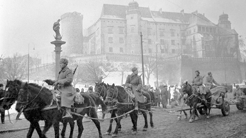 Конная артиллерия Красной армии проходит у стен Вавеля в Кракове, 12 января 1945 года
