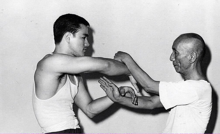 Пятнадцатилетний Брюс Ли тренируется со своим наставником Ип Маном, 1955 год брюс ли, мастер, учитель