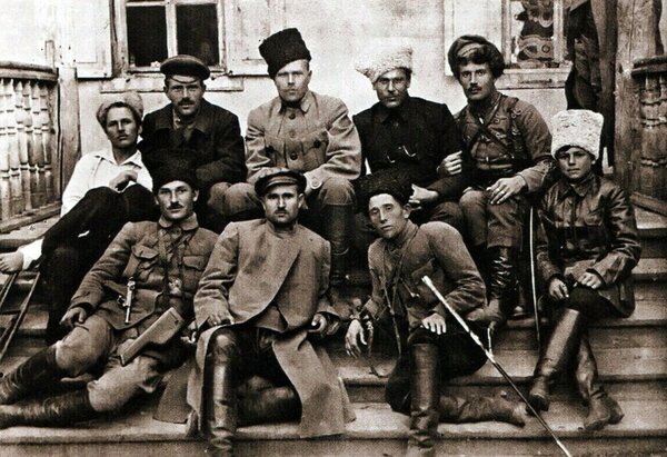 Махновцы По центру в фуражке — командир Семён Каретников