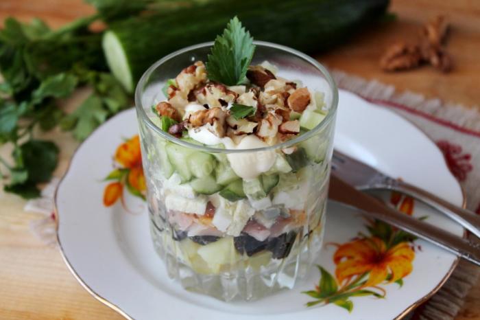 Очень вкусный салат. \ Фото: 1000.menu. 8 блюд с грецкими орехами, которые подойдут и на ужин, и для праздничного стола
