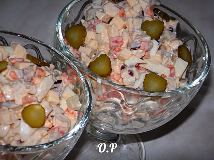 Салат «Марфа» с курицей и маринованными огурчиками
