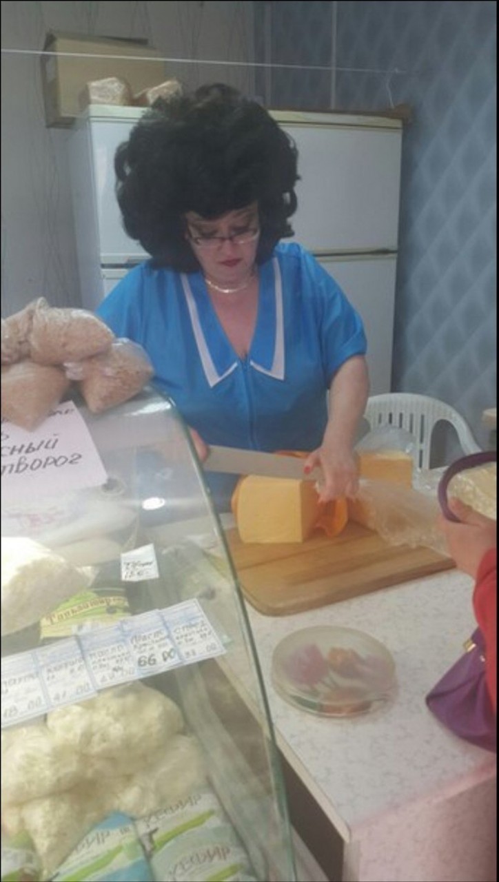 Начать пост хочется с классики. Жаль, что подобных экземпляров становится все меньше и меньше. Их место занимают молодые, но не менее дерзкие продавщицы. Начать пост хочется с классики. Жаль, что подобных экземпляров становится все меньше и меньше. Их место занимают молодые, но не менее дерзкие продавщицы. девушки, женщины, магазин, покупки, прикол, продавец, продукты, юмор