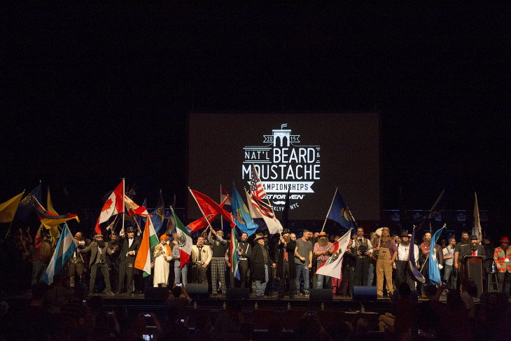 Участники Национального чемпионата бород и усов на сцене театра в Нью-Йорке
