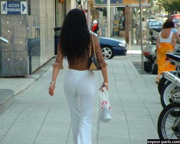 foto-devushek-na-ulitse-v-stringah foto-devushek-na-ulitse-v-stringah