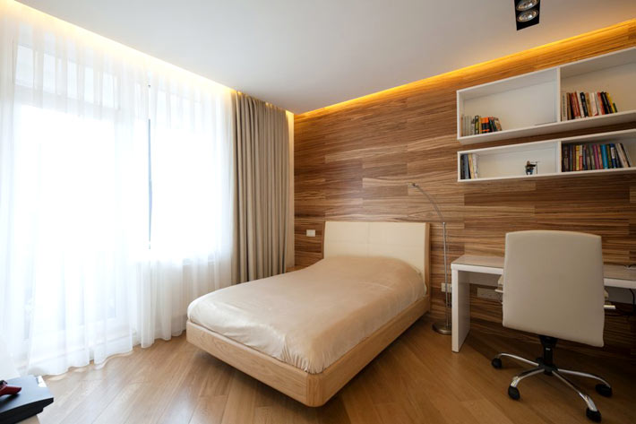 деревянная стена в интерьере спальни фото