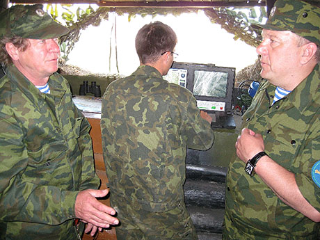 Валерий Побежимов (слева) рассказывает командующему воздушно-десантными войсками Владимиру Шаманову о возможностях 