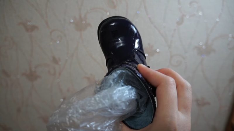 Самый эффективный способ растянуть обувь — и не нужно ничего разнашивать