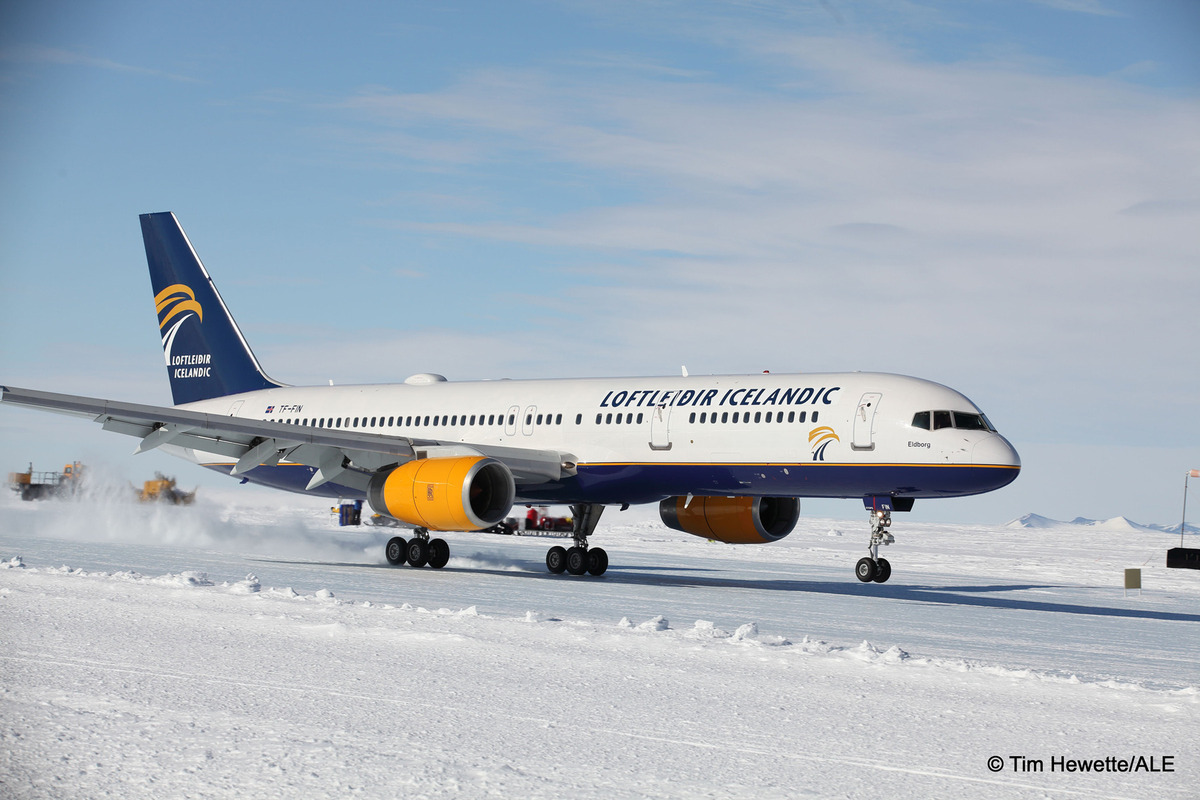 Boeing 757 впервые приземлился на лед в Антарктике Boeing 757 впервые приземлился на лед в Антарктике