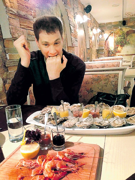 Если Алексей ужинает в ресторане, то ни в чём себе не отказывает