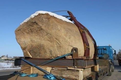 История об одной претензии предпринимателя банку. Оказывается, что нигде в наших российских законах не прописано, что документы должны составляться только на бумаге, а не на каких-либо других материалах. По этому поводу история о том, как один предприниматель из одного российского города выставил претензию одному банку. Когда предприниматель обратился в банк для разрешения конфликта, ехидные работники банка заявили: "Пишите претензию, мы ее будем рассматривать 60 дней и потом всё равно откажем". Предприниматель удалился из офиса банка, бросив на прощание: "Сами напросились". Тихим воскресным вечером на тяжелом грузовике претензию провезли по городу...
Возле запертого офиса банка претензия была бережно выгружена двумя тяжелыми кранами и установлена на крылечке. А утром оказалось, что претензия немножко мешает работникам банка попасть в офис. Хотя сама по себе претензия была скромной, но выглядела она внушительно: строгая плита серого гранита, массой 12 тонн. На плите по всей форме была выбита претензия к банку со всеми реквизитами, включая адрес предпринимателя для ответа.
Разумеется, оставшиеся без офиса работники банка вызвали милицию. Прибывшие милиционеры, внимательно изучив претензию, пояснили, что тут нет никакого преступления, а налицо гражданско-правовые отношения. После чего посоветовали банку решать вопрос с предпринимателем в суде общей юрисдикции и уехали восвояси. А претензия осталась. Банк попытался самостоятельно убрать претензию. Увы, предприниматель оказался единственным счастливым владельцем многоосного трейлера и соответствующей техники. А без трейлера вывезти претензию не представлялось возможным.
Банкиры вызвали трактор и собрались зацепить претензию тросом и столкнуть хотя бы с крыльца на дорогу. Однако такую работу с претензией остановили проезжавшие милиционеры, пояснившие, что захламлять проезжую часть претензиями нельзя. Бедным работникам банка пришлось проникать на рабочие места через окна. Многие клиенты банка предпочли пойти в другие банки.
На следующий день судья районного суда, выслушав жалобу банка, отказалась требовать от предпринимателя аннулировать претензию. Более того, выяснилось, что банк не имеет права отвергнуть претензию по мотивам использования небумажных материалов, а должен переместить её в архив и рассмотреть в соответствии с собственным порядком. В результате на третий день нанятая банком бригада рабочих с отбойными молотками все-таки раздробила претензию до перевозимых размеров.
В тот же день предприниматель позвонил в банк и вежливо поинтересовался результатами рассмотрения претензии. Услышав обещание предпринимателя в случае проволочек выставить новую претензию, уже на трех страницах, банк предпочел не доводить до этого и срочно отменил для предпринимателя все комиссии. Так что досудебное урегулирование конфликтов – очень эффективная мера.