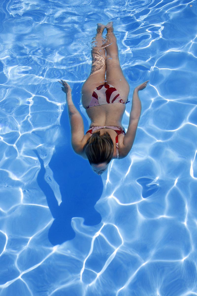 Bikini girl scuba pool spareair