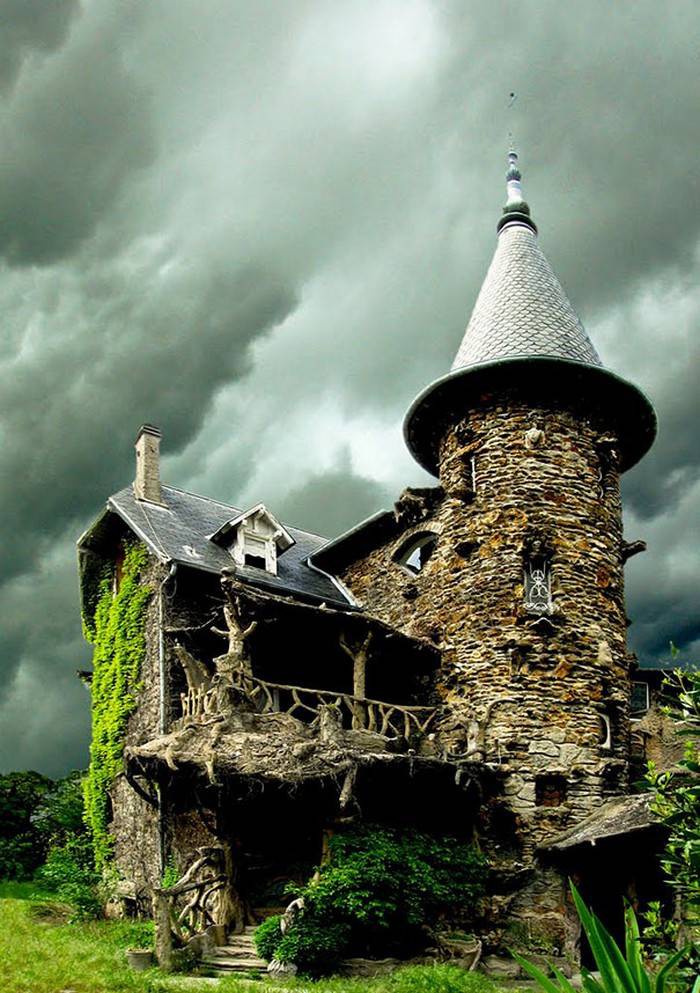 11. Замок Maison de Sorcière Avec Ciel d’orage во Франции. в мире, дом