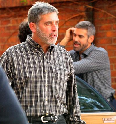 Джордж Клуни (George Clooney) и его дублер во время съемок кинофильма «После прочтения сжечь» (2008). Джордж Клуни (George Clooney) и его дублер во время съемок кинофильма «После прочтения сжечь» (2008).