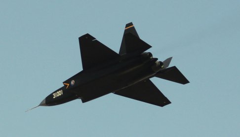 Новый китайский истребитель-невидимка J-31 попал в объективы фотокамер незадолго до начала авиашоу Новый китайский истребитель-невидимка J-31 попал в объективы фотокамер незадолго до начала авиашоу