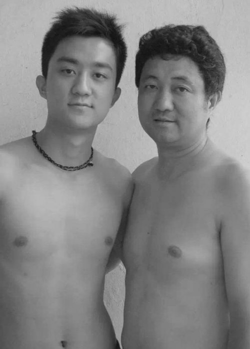 Отец с сыном каждый год делают одну и ту же фотографию (29 фото) Отец с сыном каждый год делают одну и ту же фотографию (29 фото)