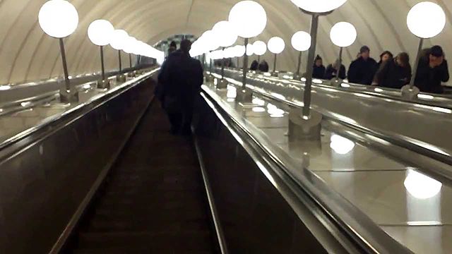 Московский метрополитен сожалеет о падении мужчины на эскалаторе