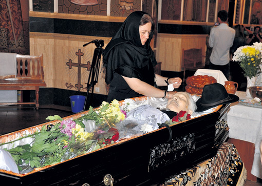 Дочь Стелла положила в гроб любимому икону Божьей Матери. Фото Вадима ПУТИНЦЕВА/«КП - Молдова»