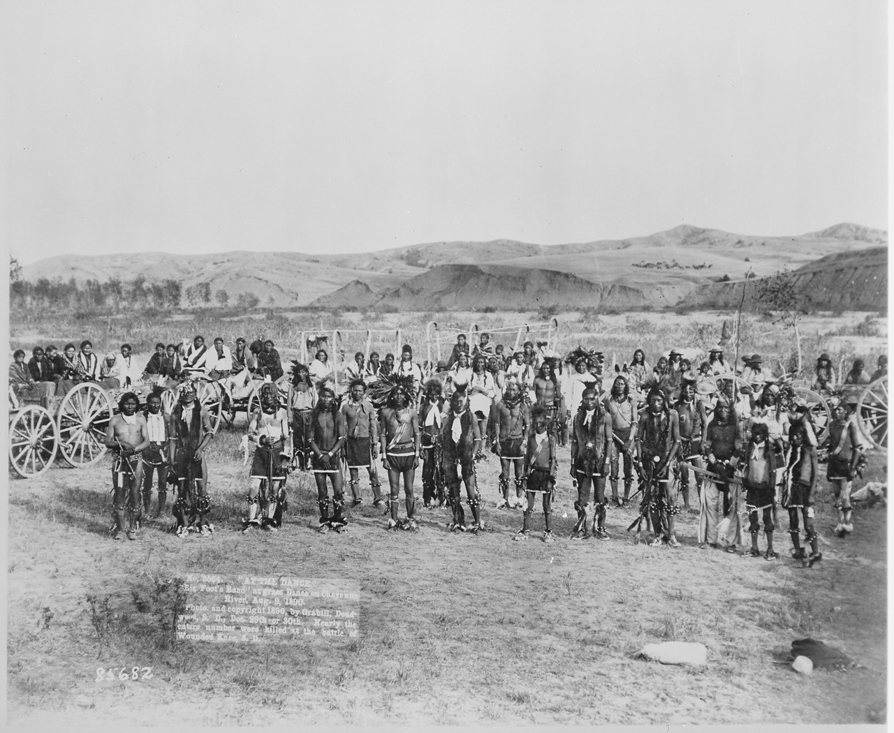 1890. Группа индейцев племени миннеконжу во главе с вождем «Большая Нога». Реки Шайенн, штат Южная Дакота, 08 сентября 1890. Группа индейцев племени миннеконжу во главе с вождем «Большая Нога». Реки Шайенн, штат Южная Дакота, 08 сентября