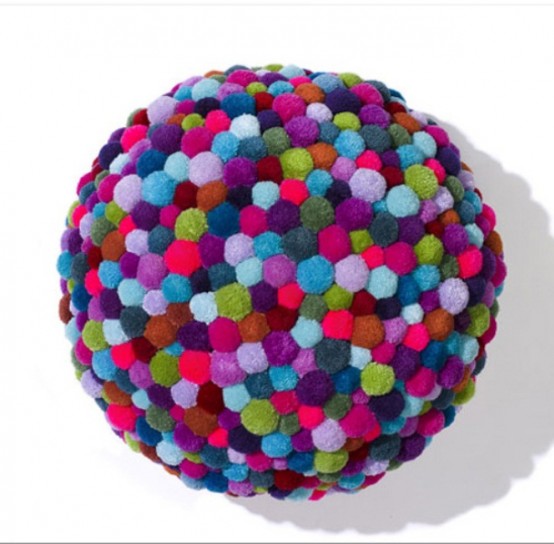 colorful-and-cozy-pompom-chairs-and-rugs-3-554x544 банкетка