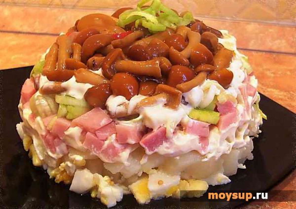 Салат с маринованными грибами и колбасой рецепт с Салат с маринованными грибами и колбасой рецепт с