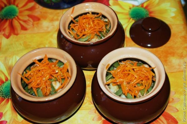Спаржевая фасоль с мясным фаршем, запеченная в горшочках Спаржевая фасоль с мясным фаршем, запеченная в горшочках