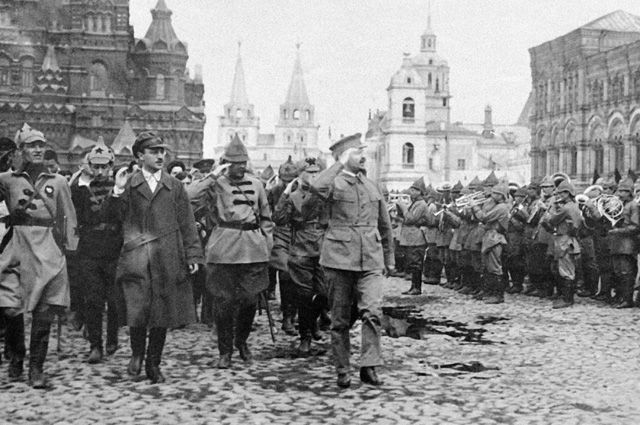 Народный комиссар по военным и морским делам Лев Троцкий принимает военный парад на Красной площади, 1921 г.