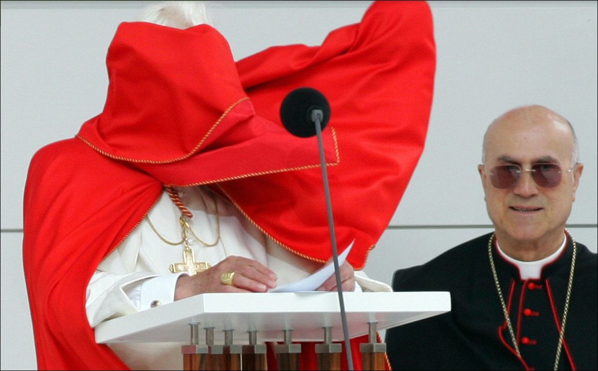 Папа Римский и ветер (14 фото) Папа Римский и ветер (14 фото)