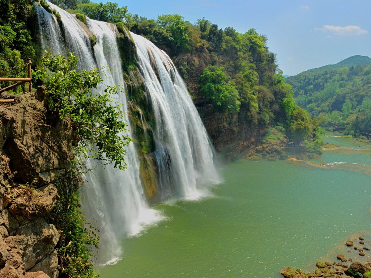 look-out-over-the-huangguoshu-waterfall-the-tallest-waterfall-in-asia