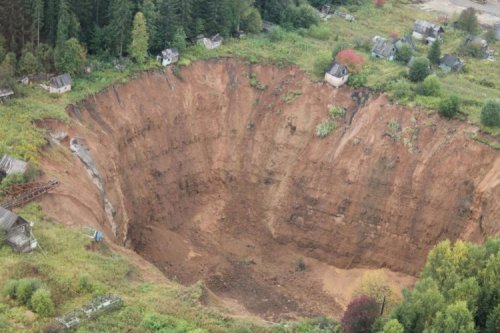 Провал грунта в Соликамске (6 фото)