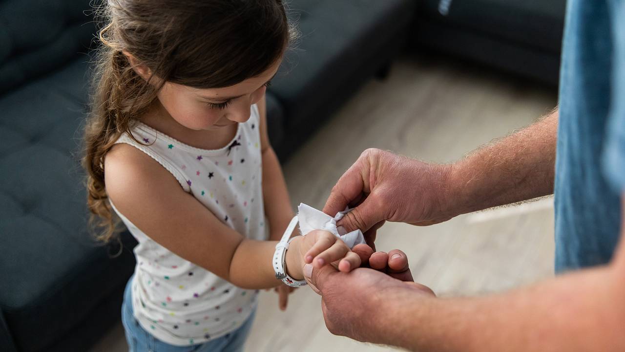 Россиянам рассказали об опасности влажных салфеток для детской кожи