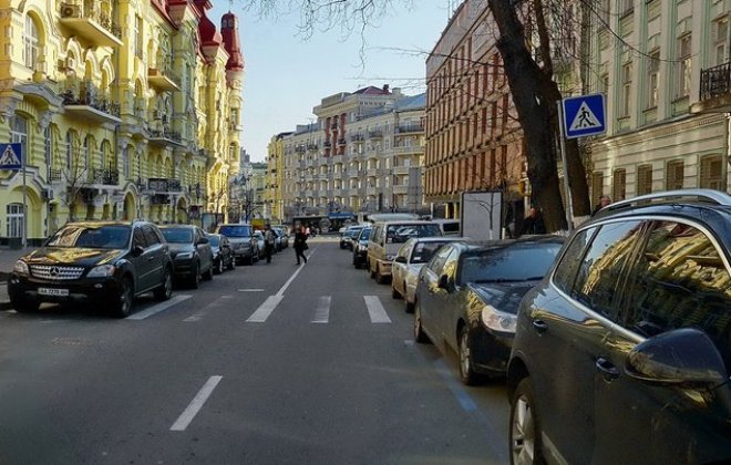 парковка в Киеве машины Киев дорога дома улица