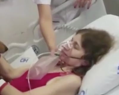 Медсестры в шоке от того, что прыгнуло на руки умирающей женщине. Окружающие взорвались слезами... Медсестры в шоке от того, что прыгнуло на руки умирающей женщине. Окружающие взорвались слезами...