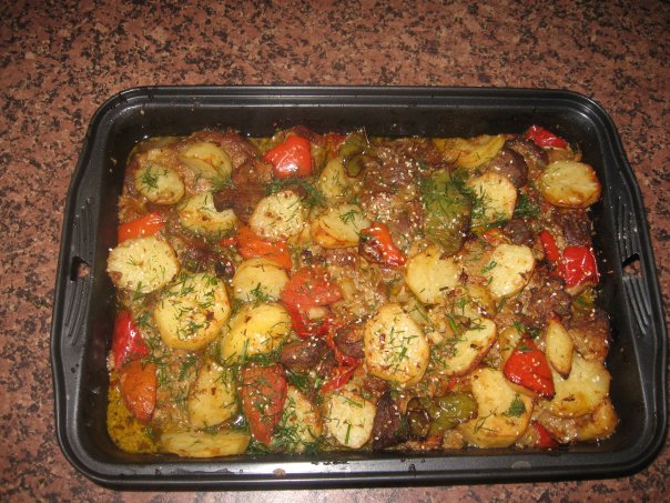 Картошка с мясом с помидорами в духовке рецепт пошагово в