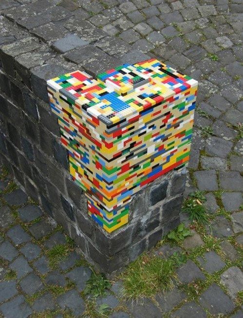 7. Это Lego, идеально облепившее стену вещи, идеально, перфекционист