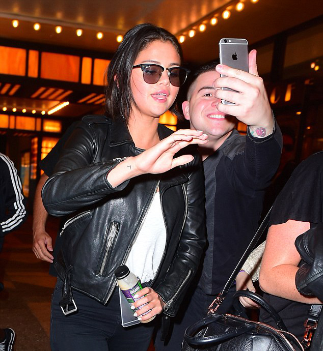 Селена Гомес после службы церкви Хиллсонг в театре Best Buy на Таймс-сквер