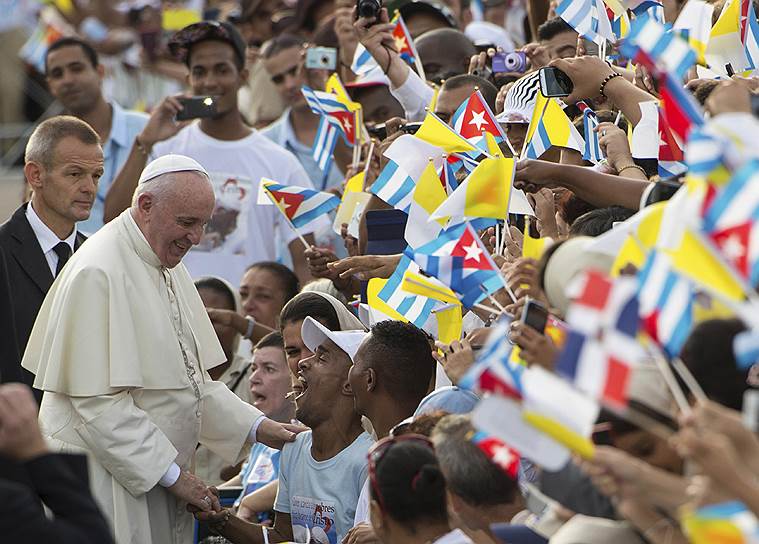 Папа Франциск охарактеризовал кубинцев как любителей веселья, дружбы и красивых вещей. Он призвал людей служить друг другу, а не какой-либо идеологии