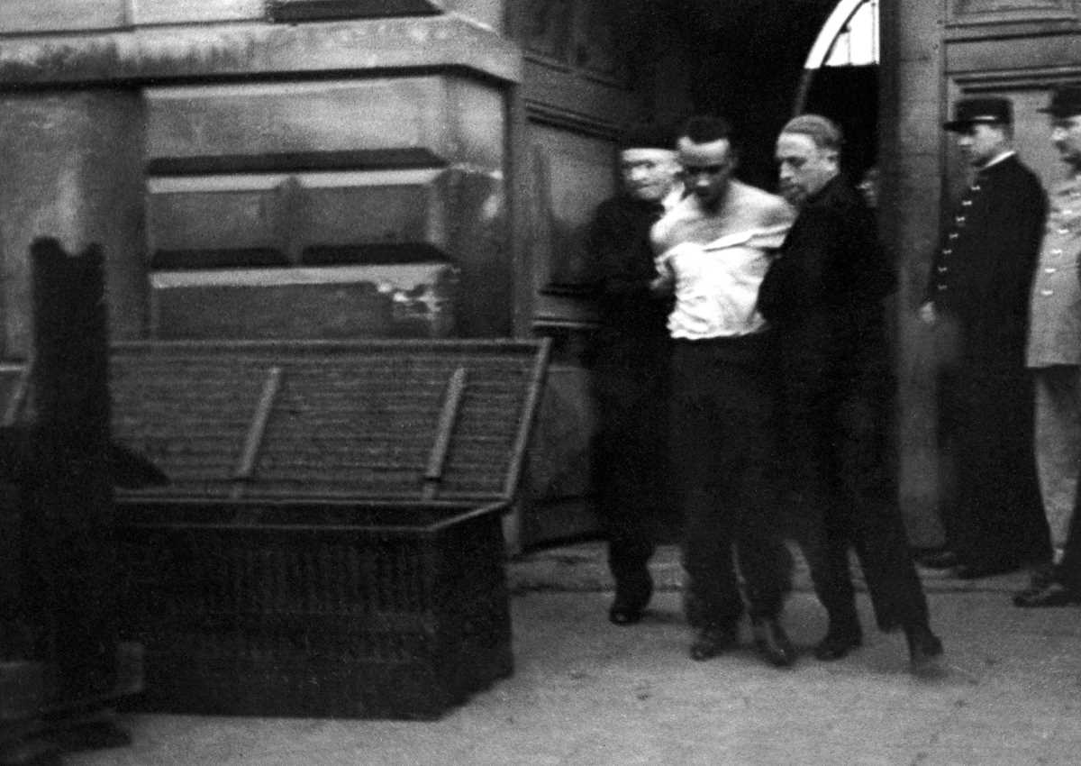 1939 год: последняя публичная казнь во Франции с помощью гильотины (10 фото) 1939 год: последняя публичная казнь во Франции с помощью гильотины (10 фото)