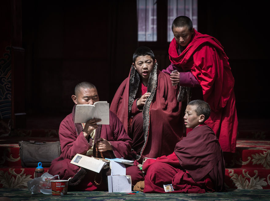 Монахи делают домашнее задание  Сертар, китай, монах