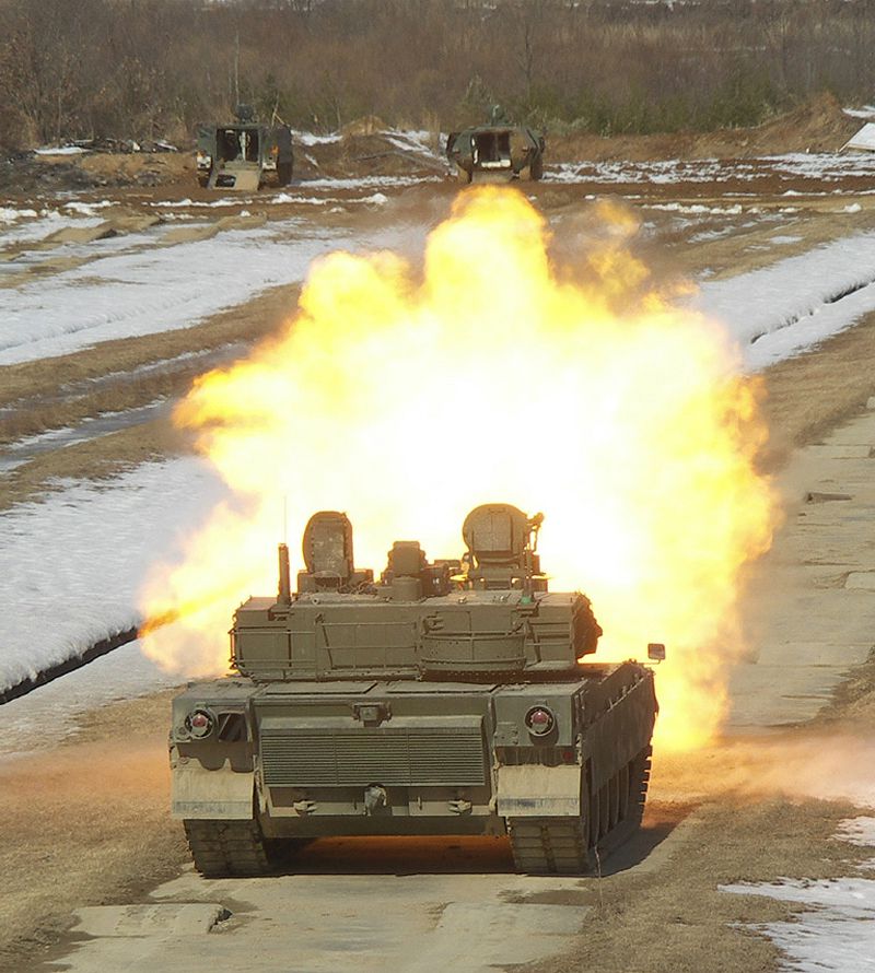 Компания Hyundai Rotem показала на выставке IDEX 2015 макет своего нового основного боевого танка K2 Black Panther