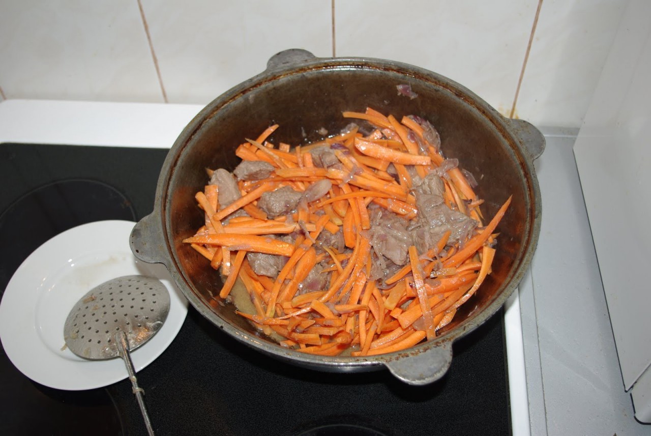 Морковь в казан ровным слоем зирвак