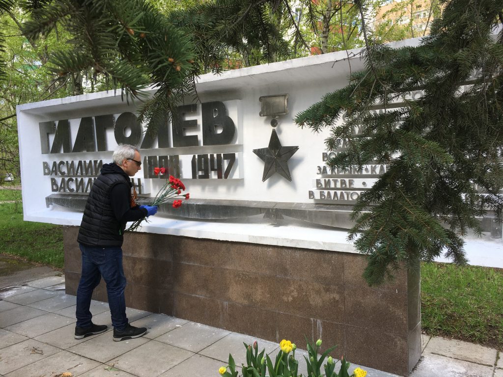 Сотрудники управы Хорошево-Мневников возложили цветы к 13 мемориалам воинской славы