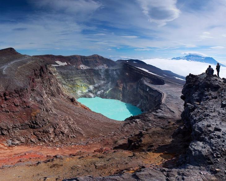 Кислотное озеро в кратере вулкана Малый Семячик на Камчатке