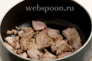 Свинину обжарить сначала на сильном огне, затем огонь уменьшить и посыпать мясо специями и солью.