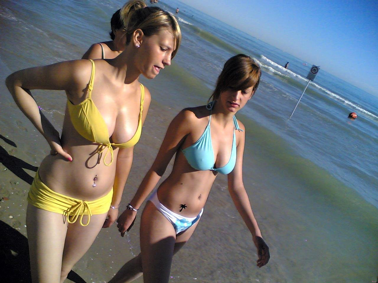 Девушка переодеваясь на пляже показала красивую грудь